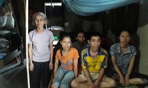 Cảnh đời éo le của cụ bà bốc gạch nuôi 4 con bệnh tật, khờ dại