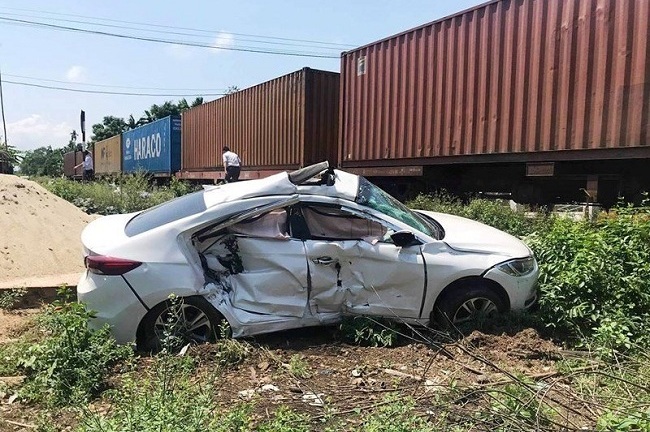 Tin tai nạn giao thông mới nhất ngày 3/4/2019: Tàu hỏa tông văng ô tô, 3 người bị thương