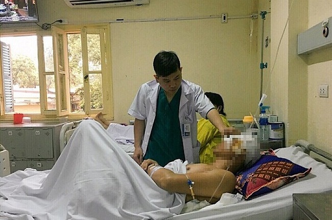 Cứu sống nam công nhân bị thanh kim loại găm sâu vào mặt