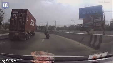 Video: Thanh niên may mắn thoát chết trong gang tấc khi xe tải lật ngửa giữa đường