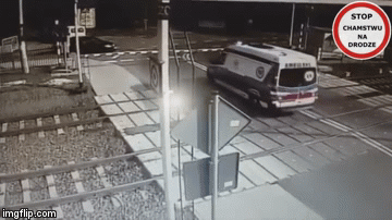 Video: Kinh hoàng khoảnh khắc xe cứu thương bị tàu hỏa húc văng