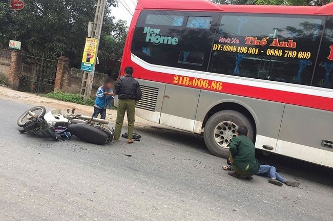 Tin tai nạn giao thông mới nhất ngày 6/4/2019: Ô tô khách tông xe máy, 3 ông cháu thương vong