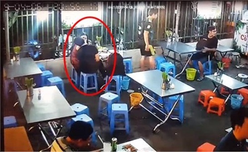 Video: Cặp nam nữ vô tư ôm hôn không ngừng tại quán ăn khiến nhiều người nóng mặt