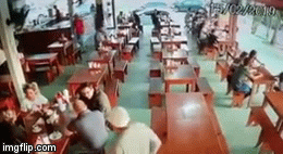 Video: Hùng hổ dùng súng uy hiếp giữa ban ngày, tên cướp không ngờ gặp kết cục đau đớn