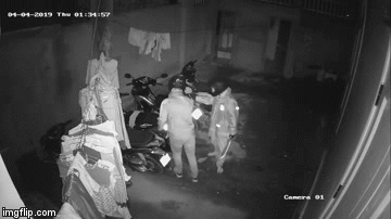 Video: Rùng mình cảnh 2 tên trộm vác dao đi lấy cắp xe máy lúc nửa đêm