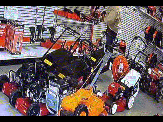 Video: Người đàn ông nhét máy cưa vào...quần, thản nhiên lấy cắp khỏi cửa hàng