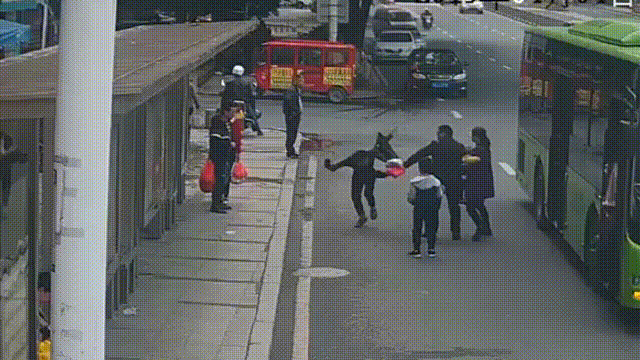 Video: Nữ cảnh sát gửi con nhỏ cho bố chồng, chạy bộ hơn 1km bắt tên trộm