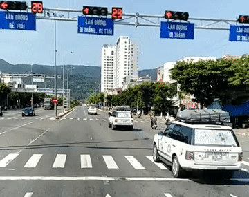 Video: Đoàn xe Range Rover phóng vun vút, nối đuôi nhau vượt đèn đỏ tại Đà Nẵng