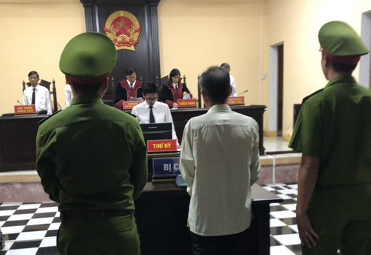 Thầy giáo hiếp dâm học sinh bị tăng từ 24 năm tù lên chung thân sau kháng cáo