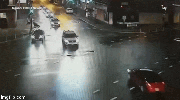 Video: Ô tô vượt đèn đỏ, lao như tên bắn đâm thẳng vào xe cảnh sát giữa ngã tư