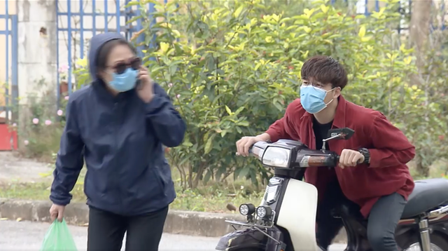 Nàng dâu order tập 1: Dù Yến (Lan Phương) đã đi lấy chồng nhưng vẫn được mẹ và em trai mang đồ ăn sáng đến tận nhà