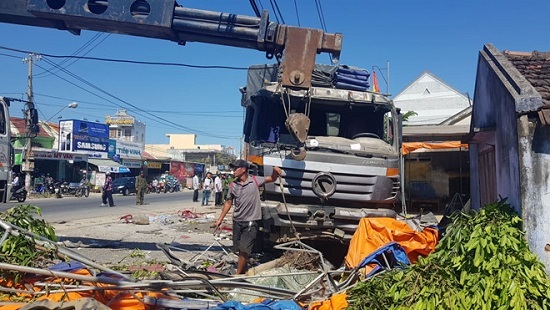 Tin tai nạn giao thông mới nhất ngày 10/4/2019: Xe tải lao vào quán nước mía, 5 người trọng thương
