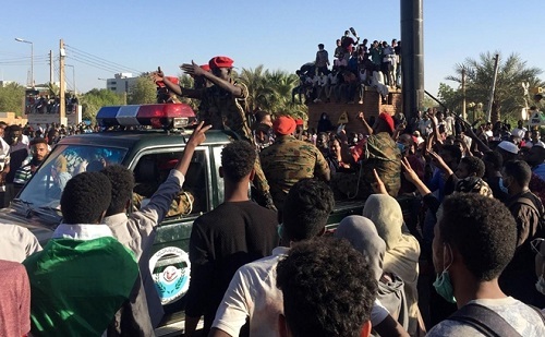 Sau Libya, súng lại nổ ở Sudan: Quân đội bảo vệ hàng ngàn người biểu tình