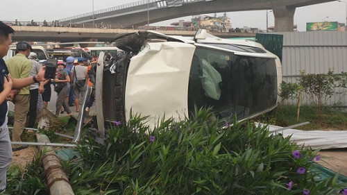 Cầu Giấy – Hà Nội: Nữ tài xế xe sang vượt đèn đỏ, tông hàng loạt xe máy