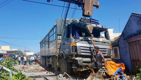 Khánh Hòa: Xe tải mất lái lao vào quán nước mía, 5 người nhập viện