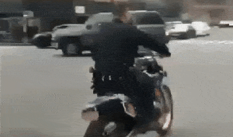 Video: Cảnh sát Mỹ ngã sấp mặt, suýt gây tai nạn vì 