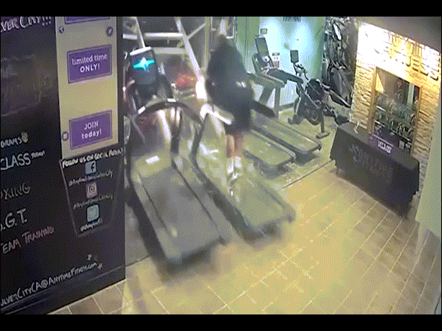 Video: Đang chạy bộ trong nhà, người đàn ông bất ngờ bị xe Mercedes tông trực diện