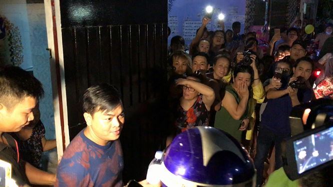 Video: Đại gia Phúc XO rời nhà ra xe về trụ sở công an