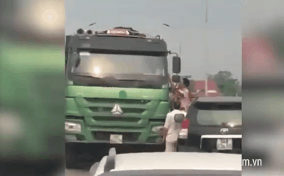 Video: CSGT đu bám xe 
