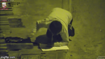 Clip cậu bé nhà nghèo miệt mài học bài dưới ánh đèn đường thu hút hàng triệu lượt xem