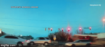 Video: Ôtô đầu kéo va chạm xe buýt giữa giao lộ gây tai nạn chết người