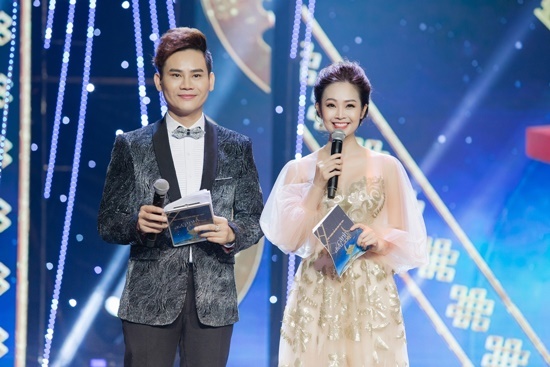 MC Thùy Linh nén đau tham dự Cánh Diều Vàng sau tai nạn gãy tay