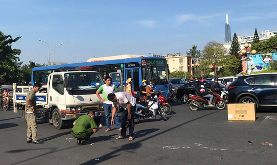 Tin tai nạn giao thông mới nhất ngày 14/4/2019: Người phụ nữ bán vé số bị xe khách cán tử vong