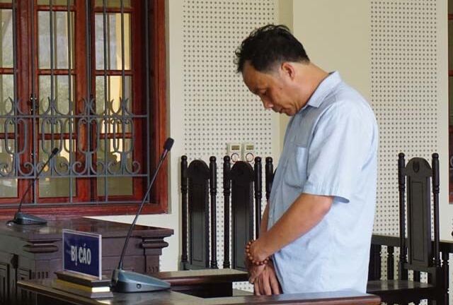 Làm chuyện đồi bại với bé gái, “người đứng đắn” quỳ gối xin lỗi