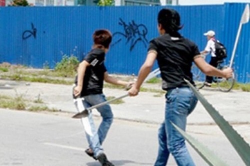 Mâu thuẫn trong quán nhậu, công an viên xách mã tấu chém người trọng thương