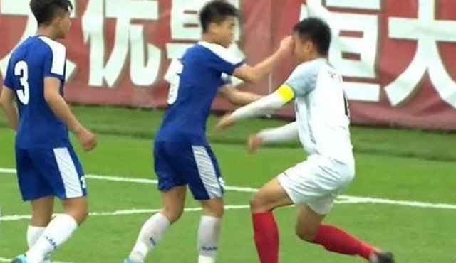 LĐBĐ Việt Nam lên tiếng về cầu thủ U17 Hà Nội đấm thẳng mặt đối thủ