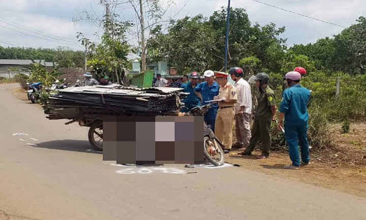 Va chạm với xe chở tôn, người đàn ông bị tôn cứa vào cổ tử vong tại chỗ