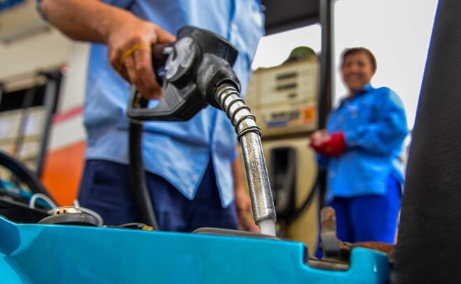 Giá xăng tăng mạnh từ 15h chiều nay (17/4), RON 95 lên sốc 1.202 đồng