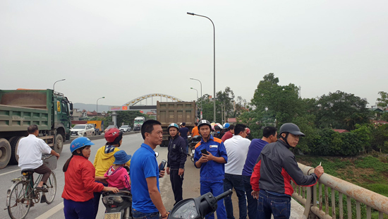 Vợ trẻ bất ngờ nhảy cầu tự tử, chồng ôm con 1 tuổi chạy khắp nơi kêu cứu
