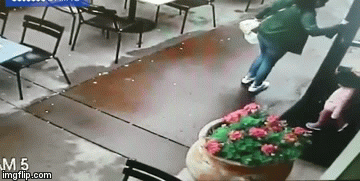 Video: Ôtô mất lái lao như tên bắn, 3 mẹ con thoát chết trong gang tấc