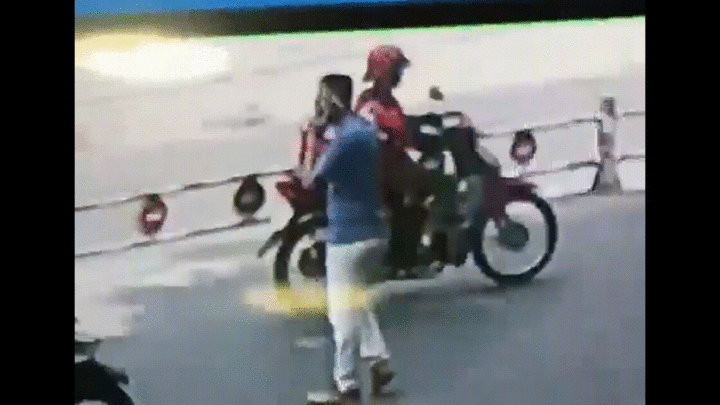 Video: Màn cướp điện thoại nhanh như chớp ở TP.HCM