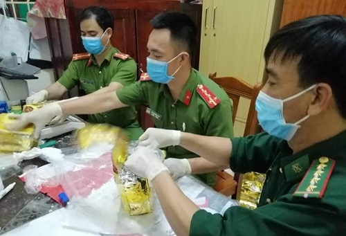 Khám nhà các nghi phạm trong vụ bắt giữ gần 1 tấn ma túy đá ở Nghệ An