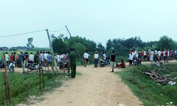 Đi thăm trang trại, tá hỏa phát hiện người phụ nữ bị điện giật chết cháy