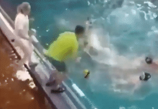 Video: Cú đạp kinh hoàng của HLV vào mặt cầu thủ khiến cả đội bóng nổi giận