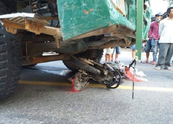 Bất ngờ va chạm với xe tải, người phụ nữ ở Đà Nẵng tử vong tại chỗ
