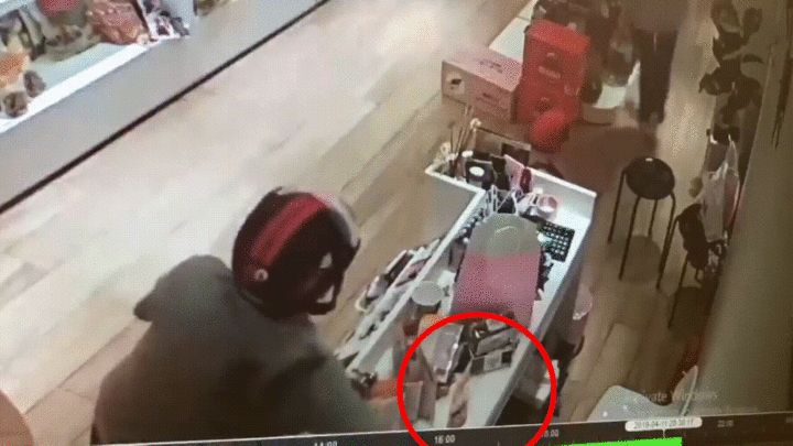 Video: Vờ mua hàng, thanh niên dùng “tiểu xảo” trộm điện thoại trong tích tắc