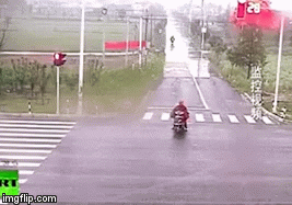 Video: Tài xế xe máy bỏ chạy hết tốc lực để thoát khỏi lưỡi hái tử thần