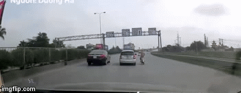 Video: Khoảnh khắc ô tô đạt đầu va trúng xe máy ngã lăn xuống đường