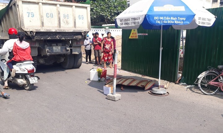 Trên đường đi chợ về, người phụ nữ bị xe ben cán tử vong thương tâm