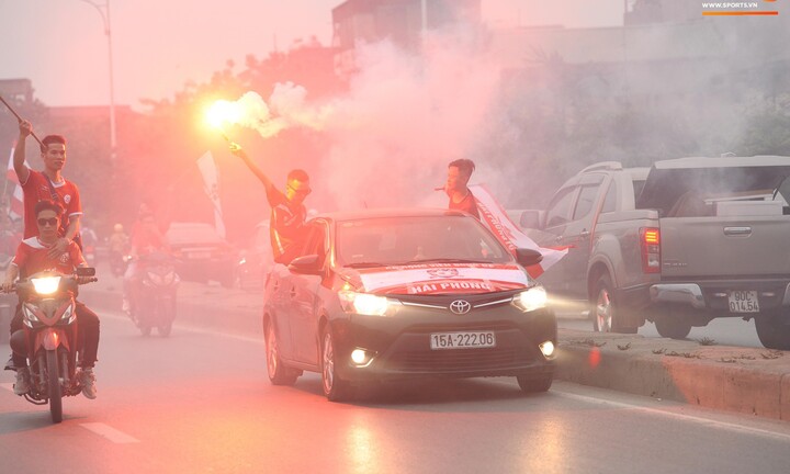 Vòng 6 V.League 2019: CĐV Hải Phòng đốt pháo sáng, gây náo loạn nhà thờ lớn Hà Nội
