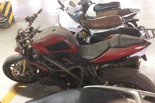 Dân chơi xe tiếc nuối khi thấy Ducati Streetfighter hơn nửa tỷ để phủ bụi ở Hà Nội