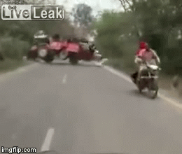 Video: Xe công nông mất lái, hất văng hàng chục người xuống đất