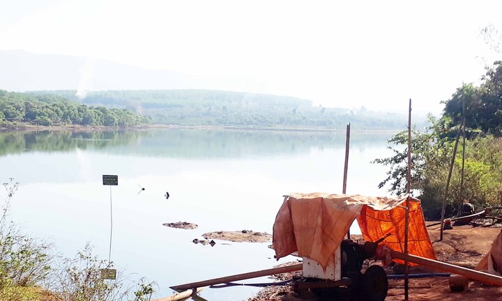 Rửa đôi dép bẩn, nam sinh lớp 7 trượt chân xuống hồ tử vong