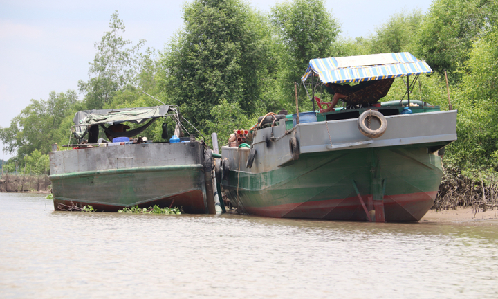 Công an nổ súng bắt hai ghe hút cát trái phép trên sông Hậu