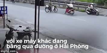 Video: Xe máy lao như tên bắn, đâm thẳng vào xe khác đang băng qua đường