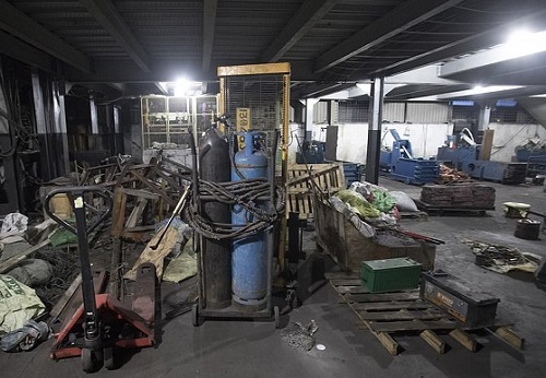 Đột kích cơ sở chế tạo bom